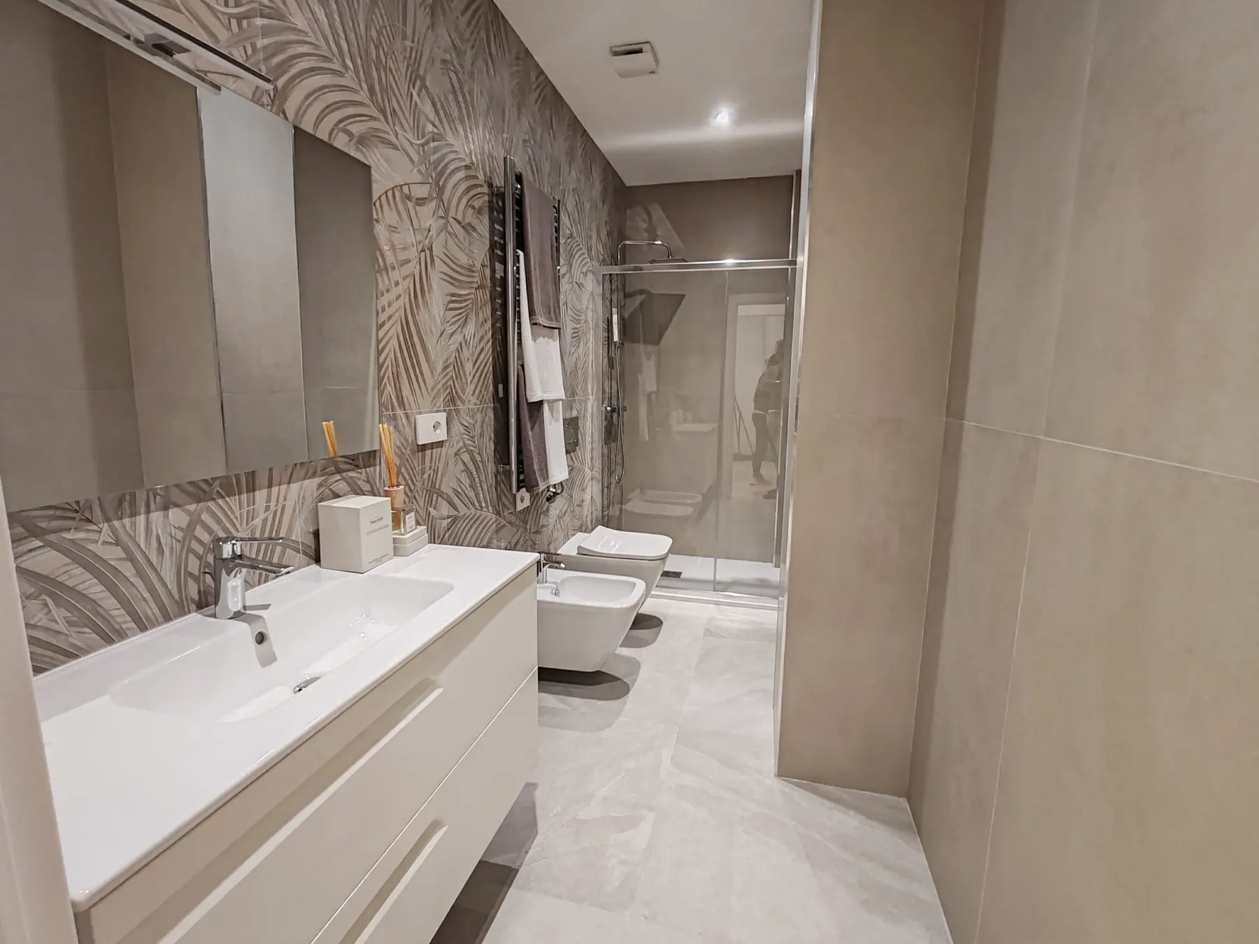 Appartamento ristrutturato ad Alassio: bagno con doccia
